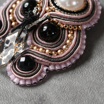 <1点もの>【Atelier BIO】ブローチ｜ 大人ガーリーソウタシエ刺繍ブローチ オニキス×パール×スワロフスキー⑲