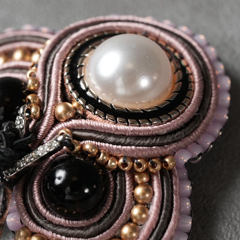 <1点もの>【Atelier BIO】ブローチ｜ 大人ガーリーソウタシエ刺繍ブローチ オニキス×パール×スワロフスキー⑲
