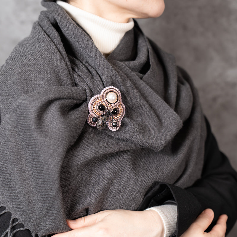 <1点もの>【Atelier BIO】ブローチ｜ 大人ガーリーソウタシエ刺繍ブローチ オニキス×パール×スワロフスキー