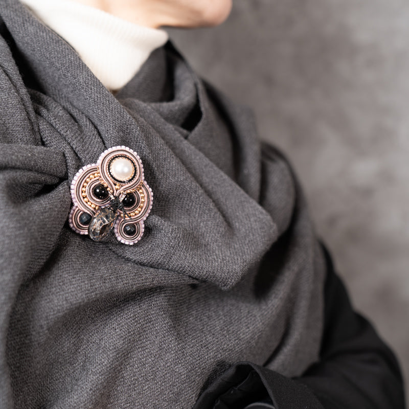 <1点もの>【Atelier BIO】ブローチ｜ 大人ガーリーソウタシエ刺繍ブローチ オニキス×パール×スワロフスキー
