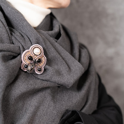 <1点もの>【Atelier BIO】ブローチ｜ 大人ガーリーソウタシエ刺繍ブローチ オニキス×パール×スワロフスキー