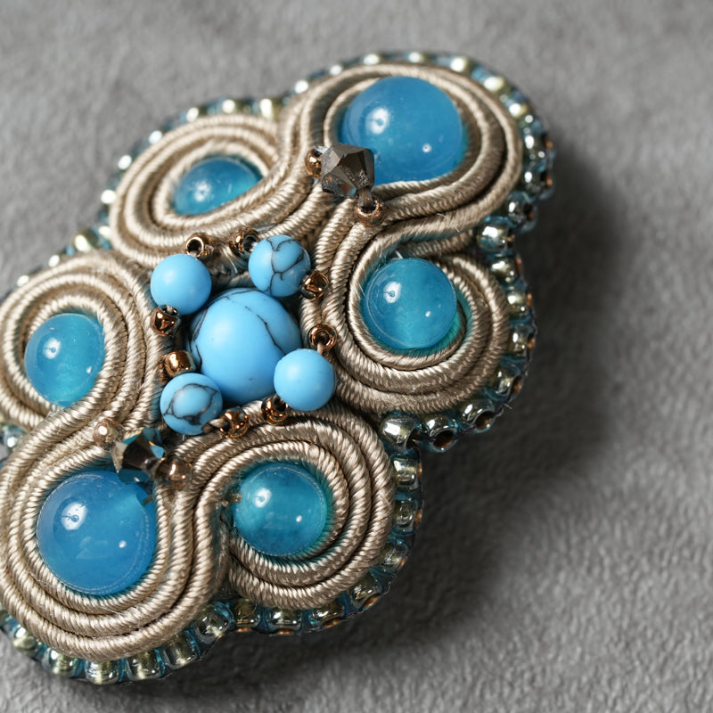 <1点もの>【Atelier BIO】ブローチ｜ 小ぶりで上品ソウタシエ刺繍ブローチ ターコイズ×カルセドニー⑳