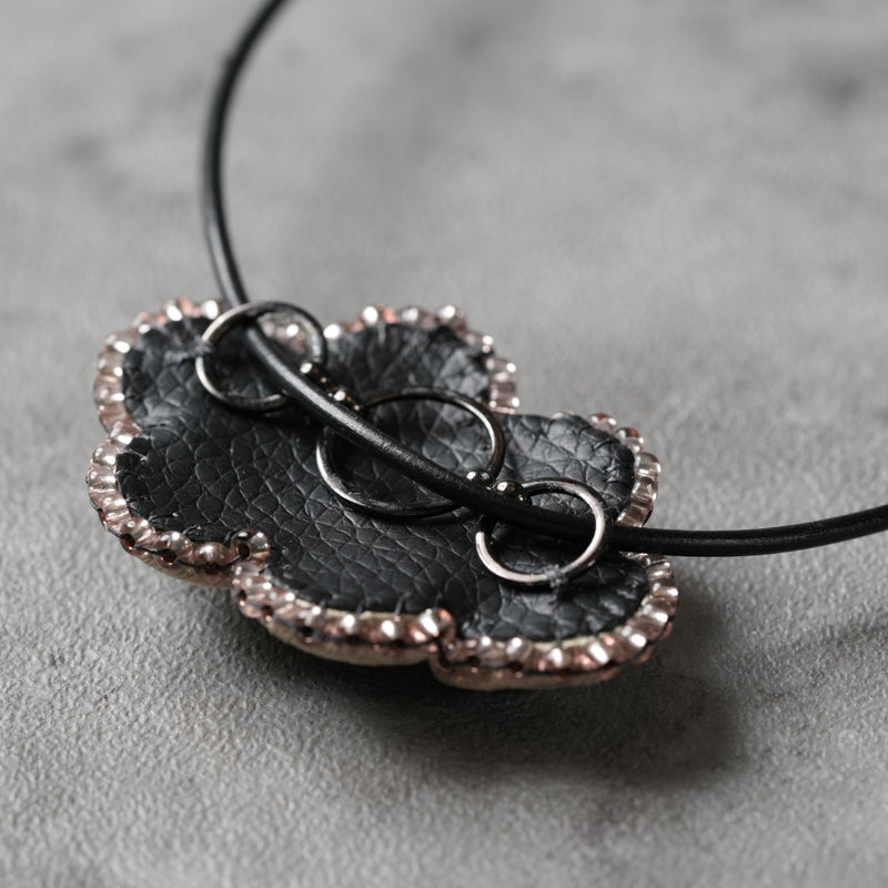 <1点もの>【Atelier BIO】ブローチ｜ エキゾチックソウタシエ刺繍チョーカー タイガーアイ×マザーオブパール㉑