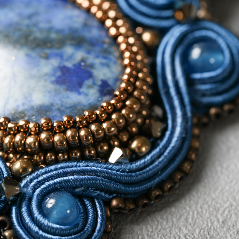 <1点もの>【Atelier BIO】ネックレス｜ アンティークソウタシエ刺繍ネックレス ラピスラズリ×カルセドニー㉒