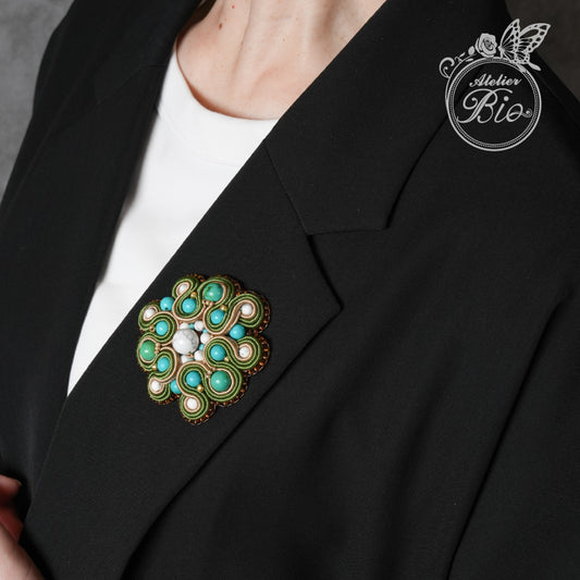 <1点もの>【Atelier BIO】ブローチ｜ クラシカルソウタシエ刺繍ブローチ ターコイズ×ハウライト