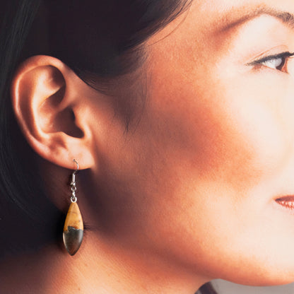 <1点もの>【KomaCraft】ピアス(フックピアス)　瘤杢×レジン　 (ドロップ型・黒)