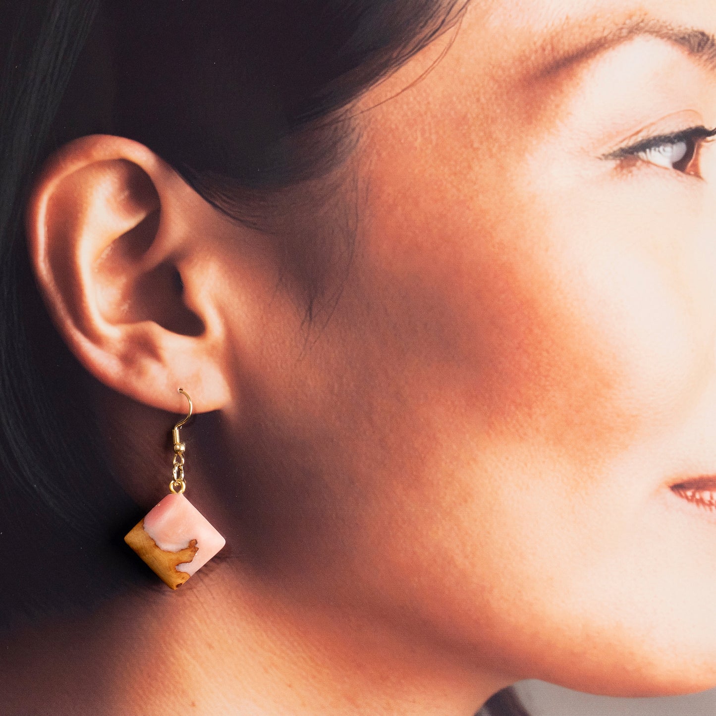 <1点もの>【KomaCraft】ピアス(フックピアス)　瘤杢×レジン　 (ピンク)